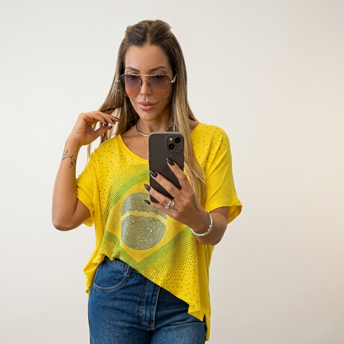 Blusa Brasil Gola V com Pedraria [COMPRE 1 E LEVE 3]